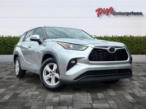 Used 2023 Toyota Highlander LE FWD image 59