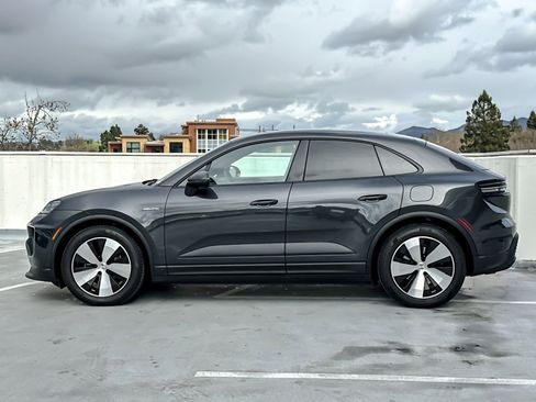 Used 2025 Porsche Macan Electric image 2