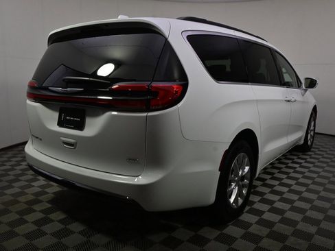 Used 2022 Chrysler Pacifica Touring-L image 6