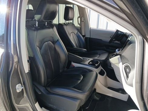 Used 2023 Chrysler Pacifica Touring-L image 26