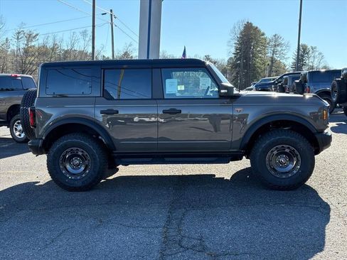 New 2025 Ford Bronco Badlands image 3