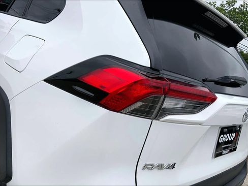 Used 2021 Toyota RAV4 XLE w/ Convenience Package FWD image 29