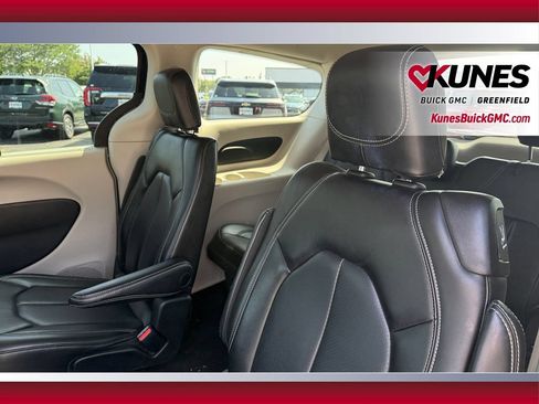 Used 2023 Chrysler Pacifica Touring-L FWD image 24