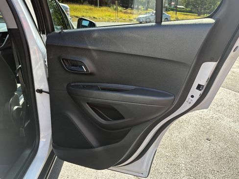 Used 2017 Chevrolet Trax LT w/ LT Convenience Package image 28