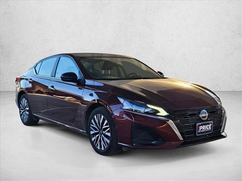 Used 2025 Nissan Altima 2.5 SV image 3