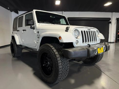 Used 2018 Jeep Wrangler Unlimited Sahara w/ Connectivity Group AWD/4WD image 2