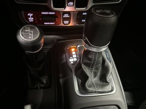 Used 2025 Jeep Wrangler Unlimited Rubicon AWD/4WD image 17