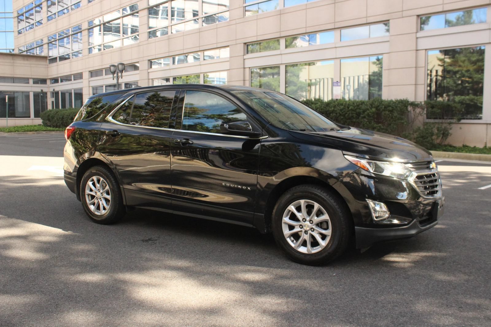Used 2020 Chevrolet Equinox LT w/ Driver Convenience Package FWD image 2