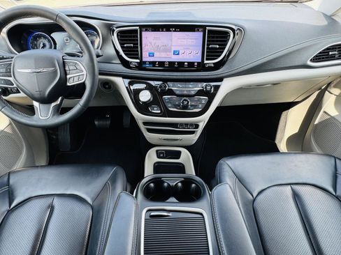 Used 2023 Chrysler Pacifica Touring-L FWD image 27