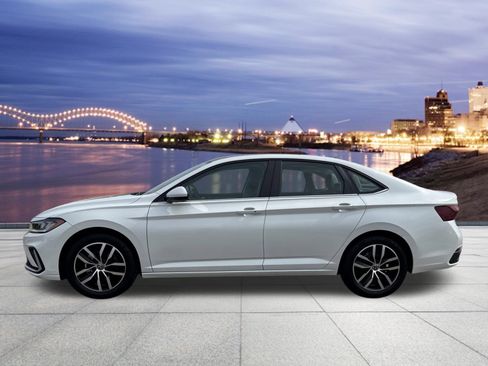 Certified 2025 Volkswagen Jetta SE FWD image 2