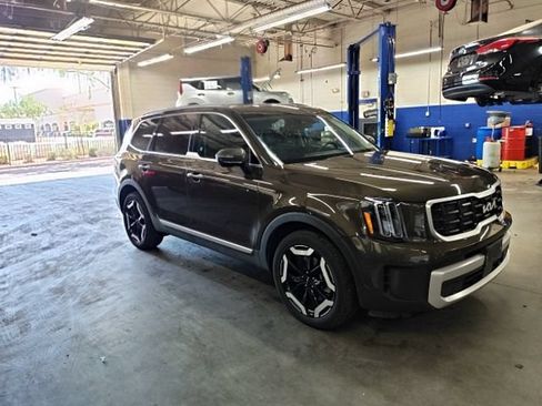 Certified 2025 Kia Telluride S AWD/4WD image 3