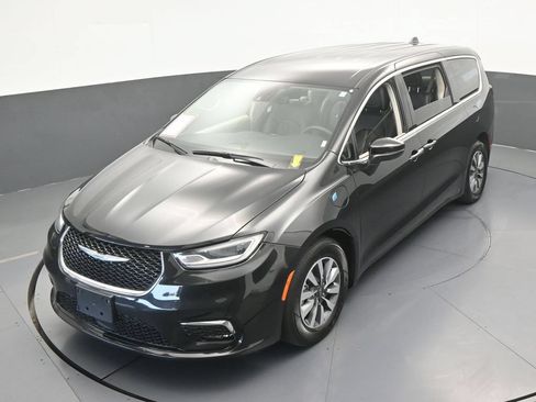 Used 2023 Chrysler Pacifica Touring-L FWD image 46