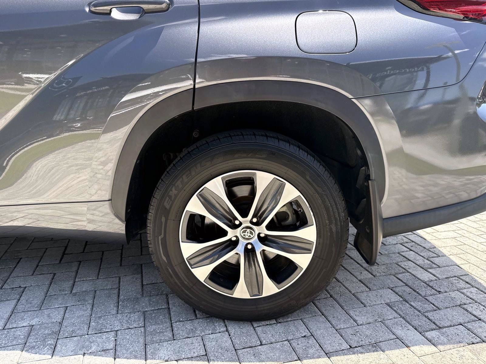Used 2022 Toyota Highlander XLE AWD/4WD image 11