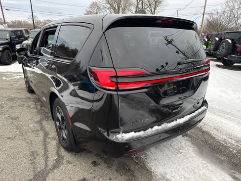 Used 2023 Chrysler Pacifica Limited w/ Uconnect Theater Family Group FWD image 4