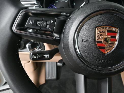 Certified 2025 Porsche Macan image 9