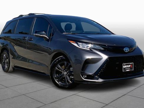 Used 2025 Toyota Sienna XSE image 3