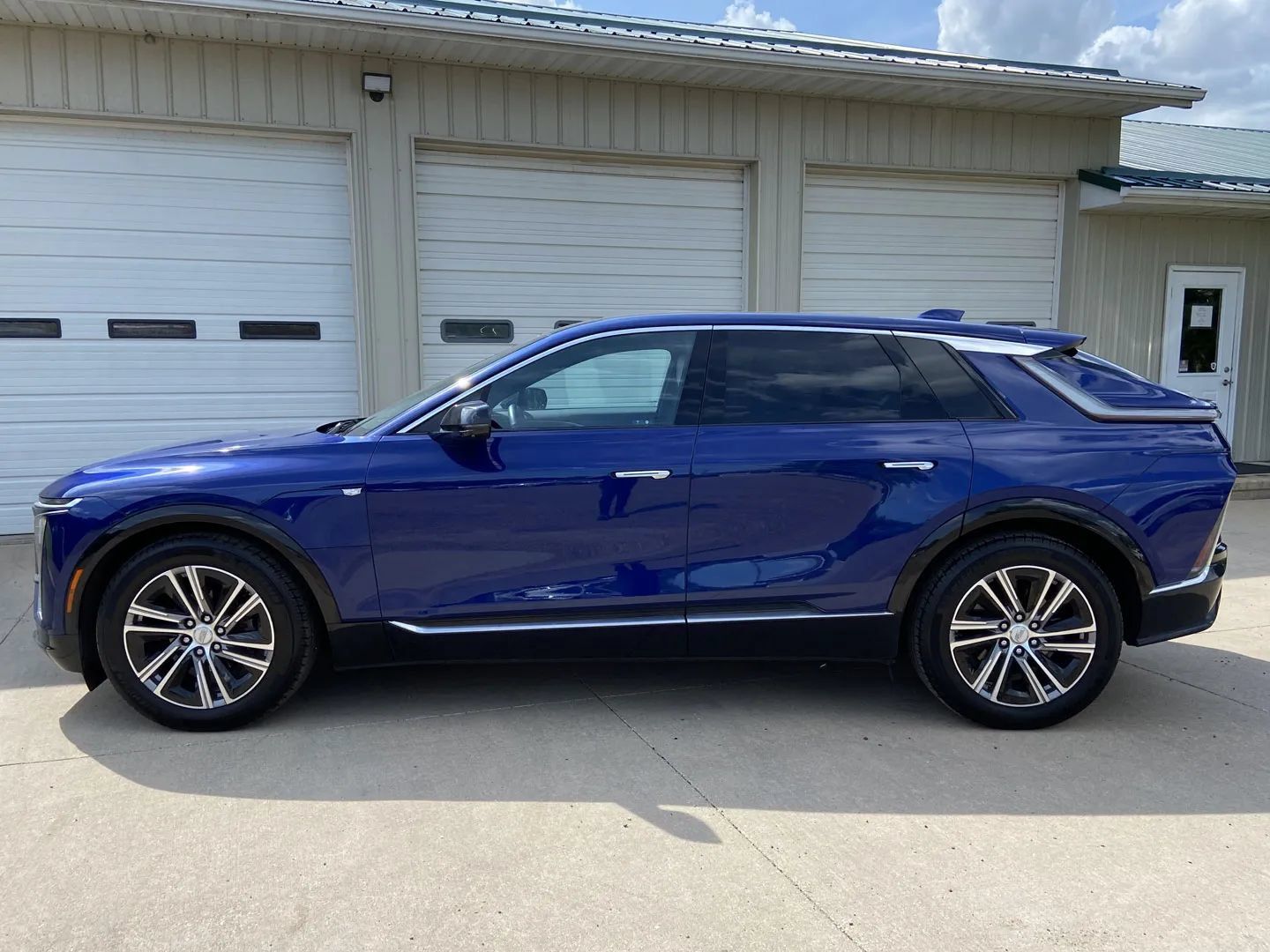 Used 2024 Cadillac Lyriq Luxury AWD/4WD image 4