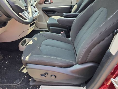 Used 2023 Chrysler Voyager LX FWD image 8