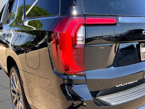 Used 2025 GMC Yukon Denali Ultimate AWD/4WD image 28