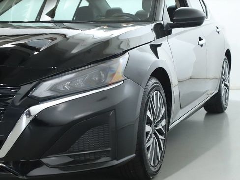Certified 2025 Nissan Altima 2.5 SV FWD image 5