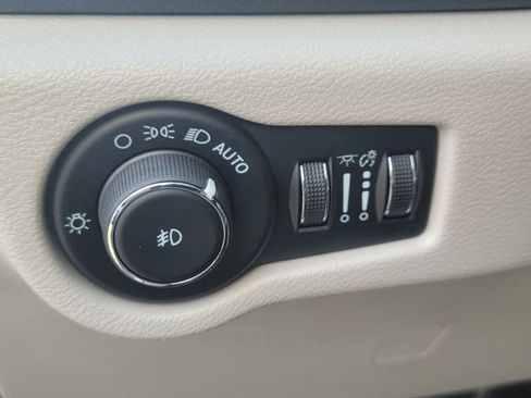 Used 2022 Chrysler Pacifica Touring-L image 34