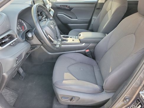 Used 2022 Toyota Highlander LE image 4