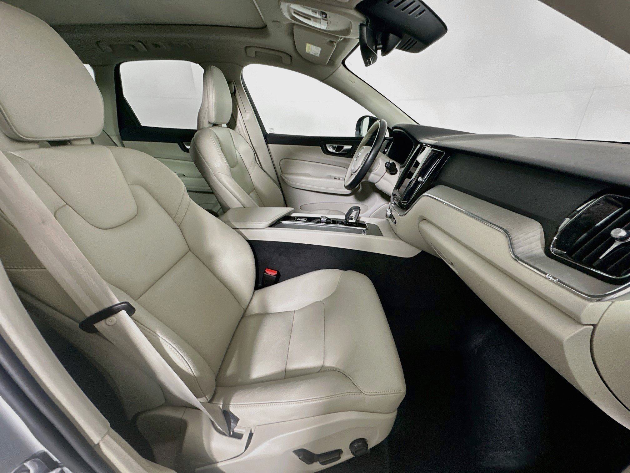 Used 2024 Volvo XC60 B5 Plus w/ Protection Package Premier AWD/4WD image 32