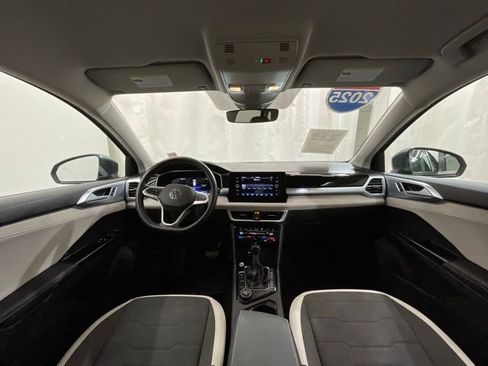 Used 2025 Volkswagen Taos SE AWD/4WD image 16