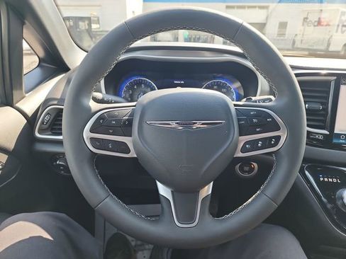 Used 2025 Chrysler Pacifica Select image 21