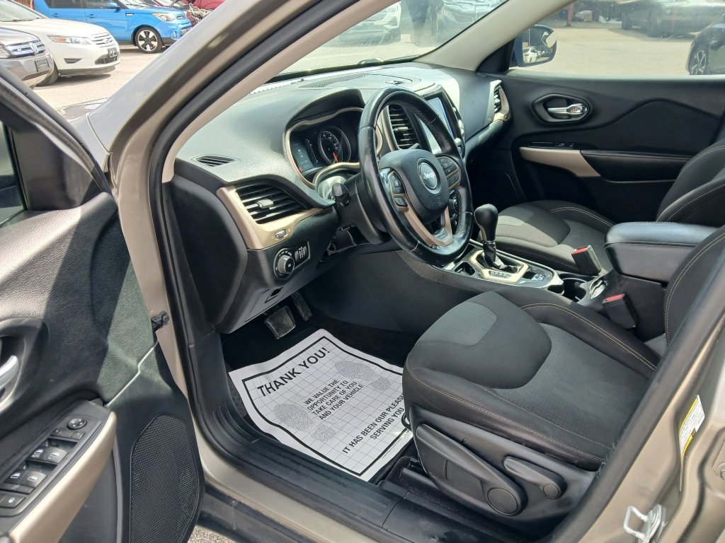 Used 2017 Jeep Cherokee Latitude FWD image 9