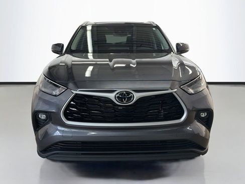 Used 2023 Toyota Highlander XLE AWD/4WD image 3