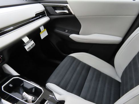 New 2025 Mitsubishi Outlander SE image 19