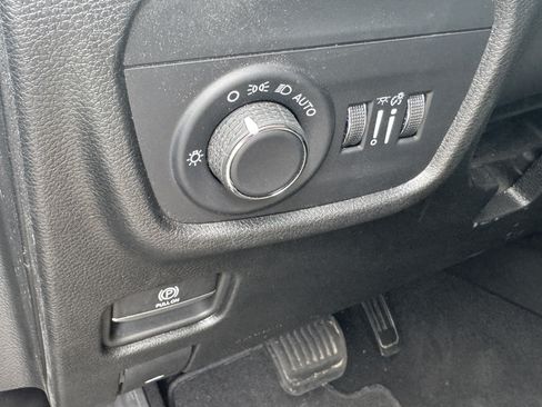 Used 2025 Jeep Grand Cherokee Altitude AWD/4WD image 34