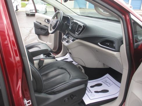 Used 2019 Chrysler Pacifica Limited FWD image 31