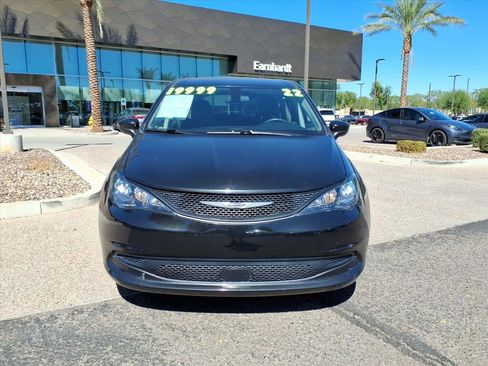 Used 2022 Chrysler Voyager LX image 2
