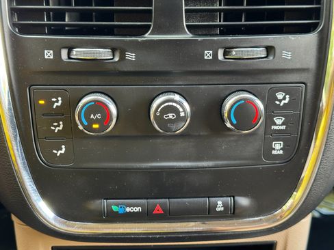 Used 2015 Dodge Grand Caravan American Value Package w/ UConnect Hands-Free Group FWD image 24