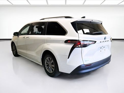 Used 2025 Toyota Sienna XLE w/ XLE Plus Package FWD image 6