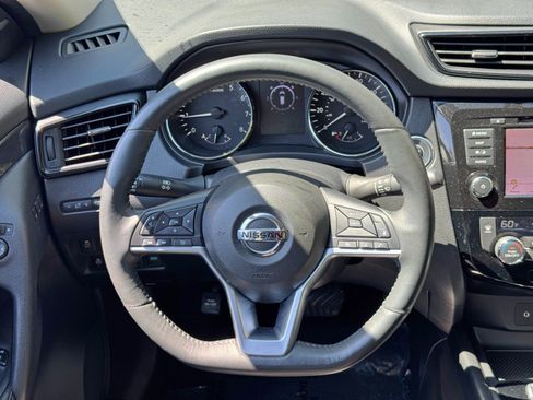 Used 2018 Nissan Rogue SV w/ Premium Package AWD/4WD image 19