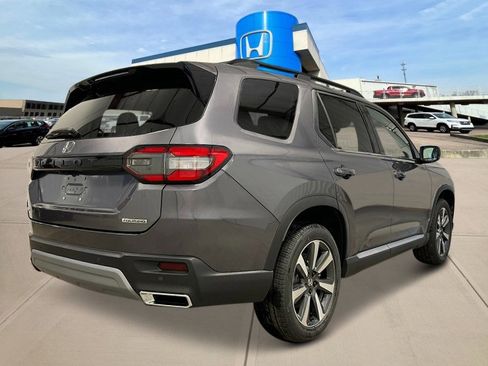 New 2025 Honda Pilot Touring image 9