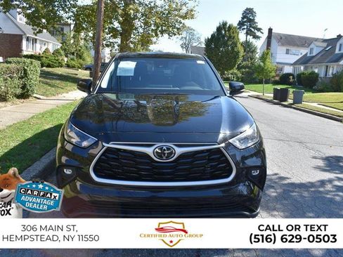 Used 2025 Toyota Highlander LE FWD image 2