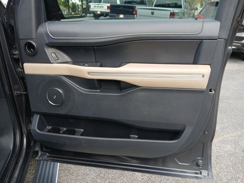 Used 2022 Ford Expedition Limited image 17