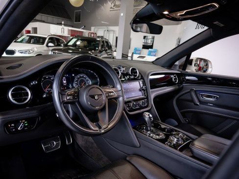 Used 2018 Bentley Bentayga image 14