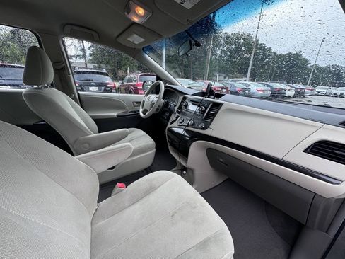 Used 2011 Toyota Sienna w/ Towing Pkg FWD image 14