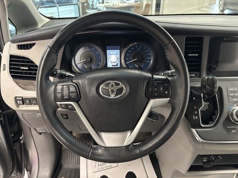 Used 2017 Toyota Sienna XLE image 14