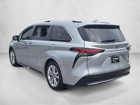 Used 2021 Toyota Sienna Platinum FWD image 8