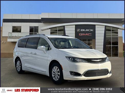 Used 2018 Chrysler Pacifica Touring-L image 8