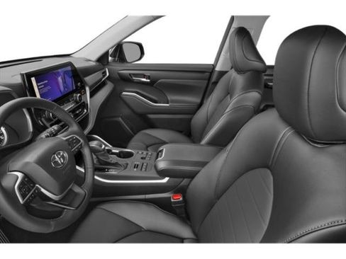 Used 2025 Toyota Highlander XLE image 9