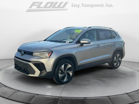 Used 2025 Volkswagen Taos SE w/ Panoramic Sunroof Package image 4