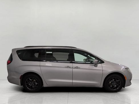 Used 2020 Chrysler Pacifica Touring-L FWD image 11