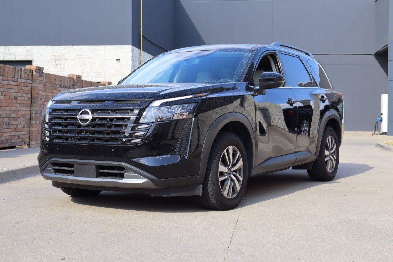 Used 2026 Nissan Pathfinder SL FWD image 2